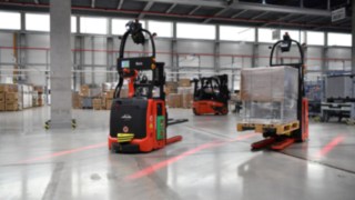 Automatisierte Fahrzeuge von Linde Material Handling im Einsatz im Lager